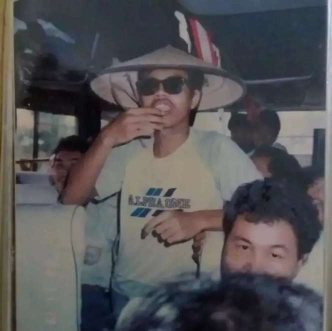 12 Foto Masa Muda Komedian Pria Indonesia, Komeng Disebut Mirip Ariel NOAH, Ganteng & Kharismatik!