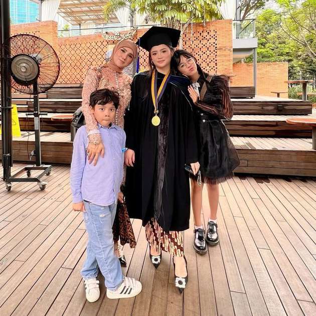 10 Gaya Artis Dampingi Wisuda Anak, Ucok Baba Diprotes Gegara Pakai Atribut Partai, Kocak!