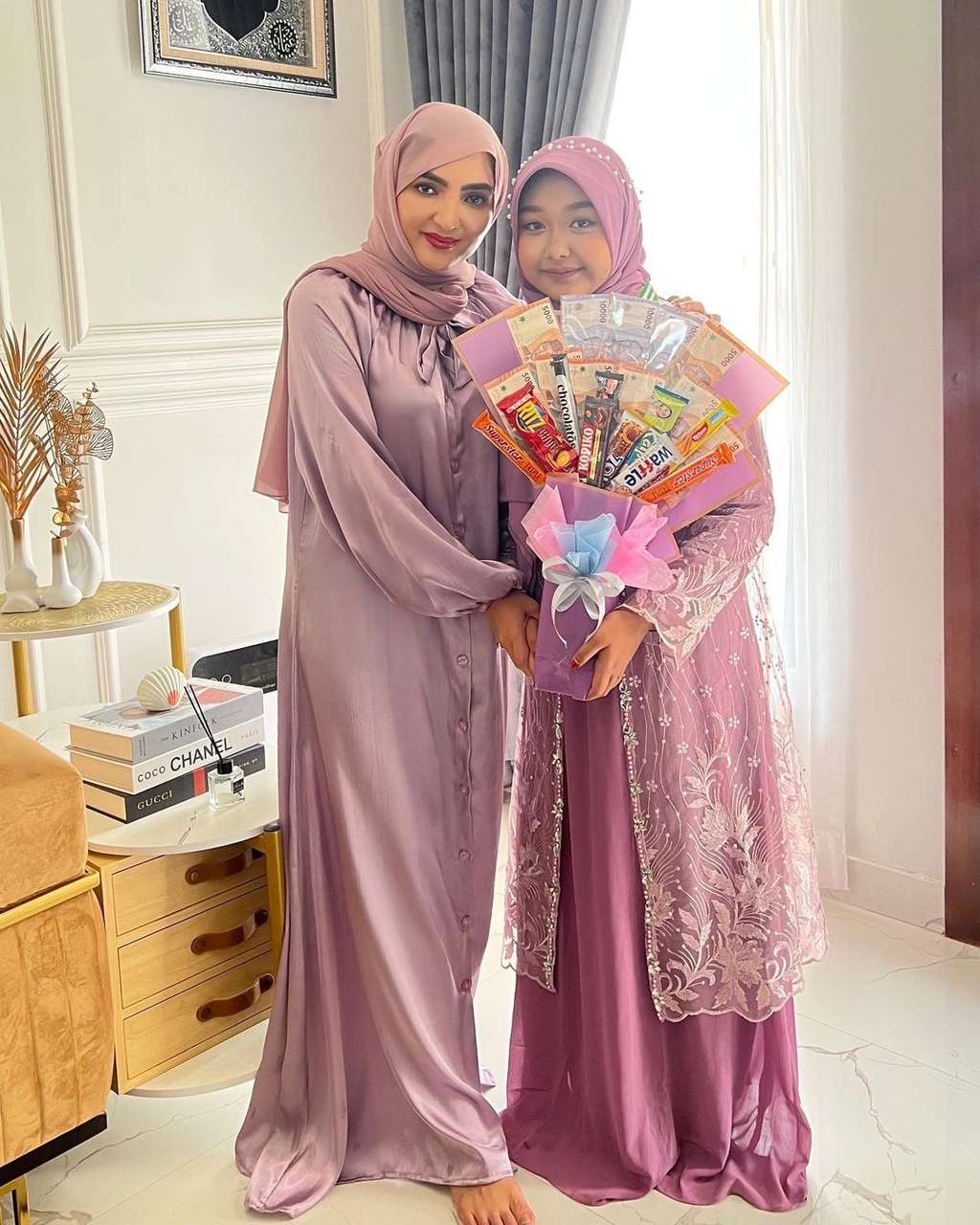 10 Gaya Artis Dampingi Wisuda Anak, Ucok Baba Diprotes Gegara Pakai Atribut Partai, Kocak!