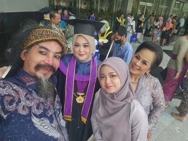 10 Gaya Artis Dampingi Wisuda Anak, Ucok Baba Diprotes Gegara Pakai Atribut Partai, Kocak!