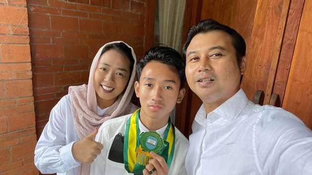 10 Gaya Artis Dampingi Wisuda Anak, Ucok Baba Diprotes Gegara Pakai Atribut Partai, Kocak!
