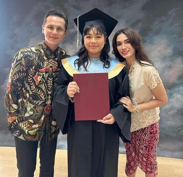 10 Gaya Artis Dampingi Wisuda Anak, Ucok Baba Diprotes Gegara Pakai Atribut Partai, Kocak!