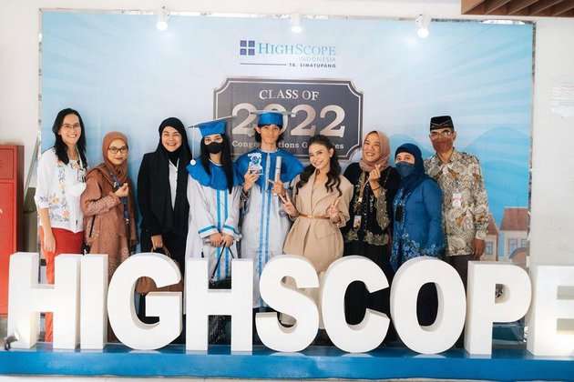10 Gaya Artis Dampingi Wisuda Anak, Ucok Baba Diprotes Gegara Pakai Atribut Partai, Kocak!