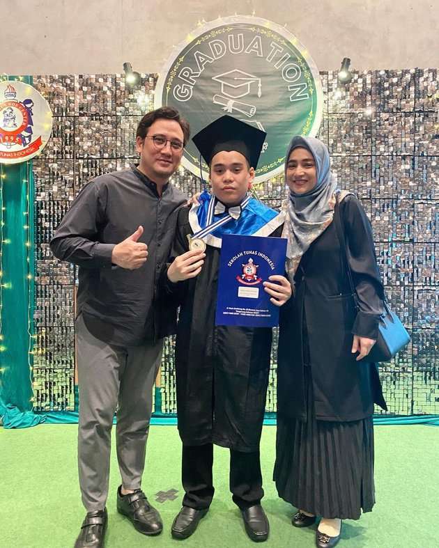 10 Gaya Artis Dampingi Wisuda Anak, Ucok Baba Diprotes Gegara Pakai Atribut Partai, Kocak!