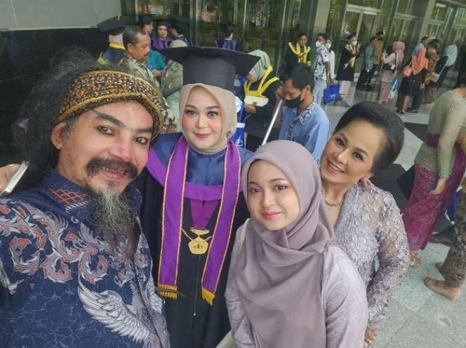 10 Gaya Artis Dampingi Wisuda Anak, Ucok Baba Diprotes Gegara Pakai Atribut Partai, Kocak!