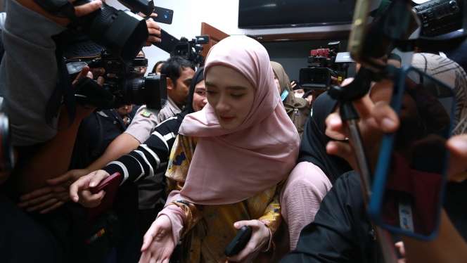 Potret Cantiknya Inara Rusli saat Hadir Sidang Cerai dengan Virgoun
