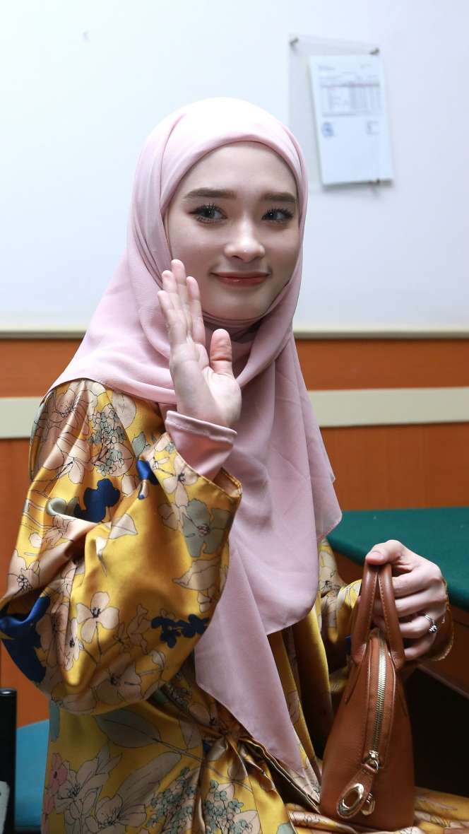 Potret Cantiknya Inara Rusli saat Hadir Sidang Cerai dengan Virgoun