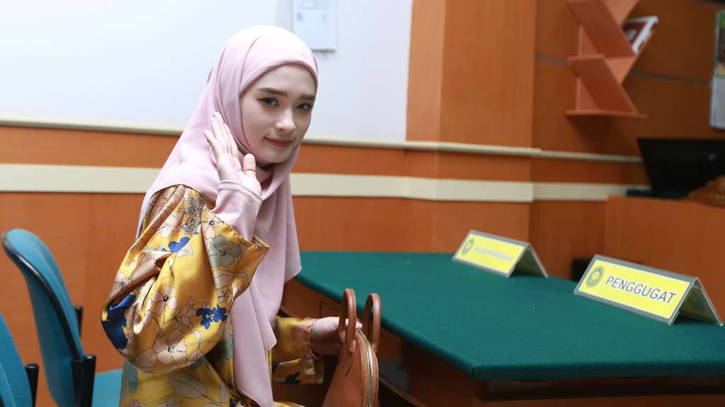 Potret Cantiknya Inara Rusli saat Hadir Sidang Cerai dengan Virgoun