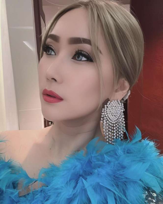 Artis Ini Dulu Jualan Kacang di Bus, Kini Jadi Pedangdut Paling Kaya, Rumahnya Bak Istana Rp20 Miliar, Lihat Potretnya