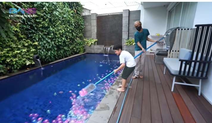 Adu Mewah Kolam Renang Raffi Ahmad di Ketiga Rumahnya, Ada yang Jadi Tempat Favorit Keluarga!