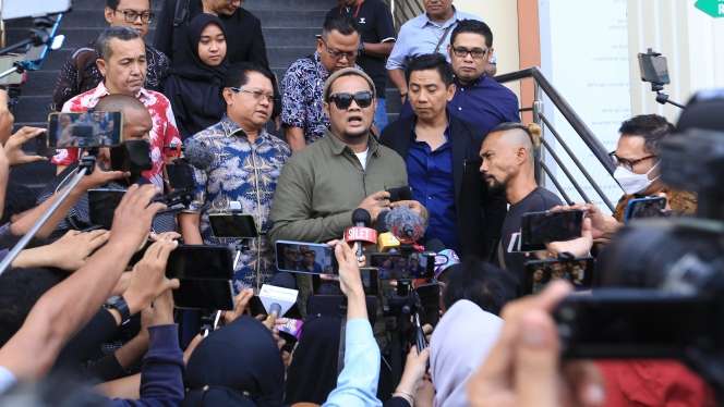 Potret Ekspresi Wajah Virgoun Senyum usai Sidang Cerai, Inara Tahan Tangis