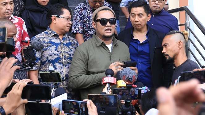 Potret Ekspresi Wajah Virgoun Senyum usai Sidang Cerai, Inara Tahan Tangis