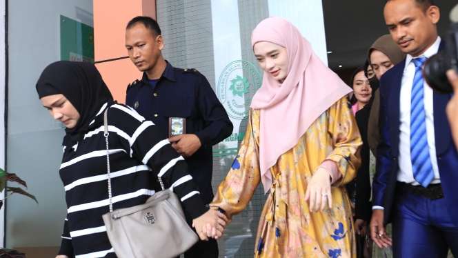 Potret Ekspresi Wajah Virgoun Senyum usai Sidang Cerai, Inara Tahan Tangis