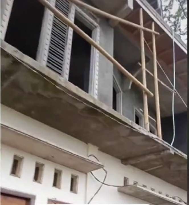 Penampakan Rumah Super Tipis Ini Bikin Bingung, Desainnya Beda Dari yang Lain!