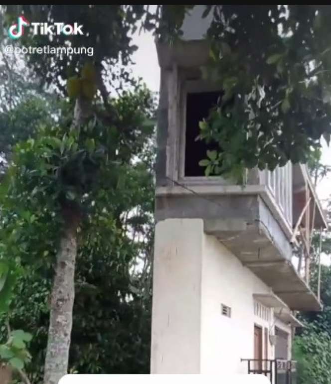 Penampakan Rumah Super Tipis Ini Bikin Bingung, Desainnya Beda Dari yang Lain!
