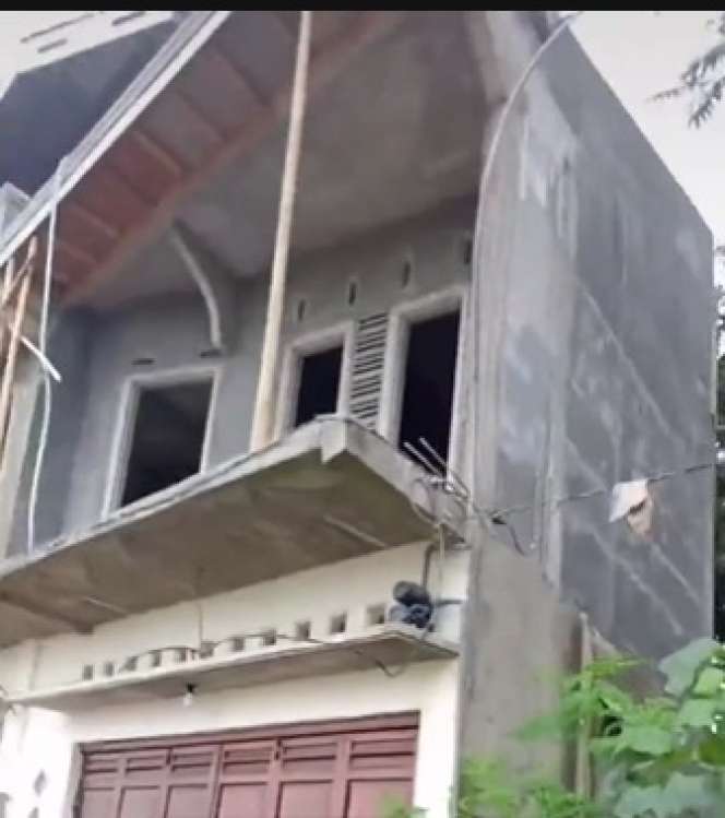 Penampakan Rumah Super Tipis Ini Bikin Bingung, Desainnya Beda Dari yang Lain!