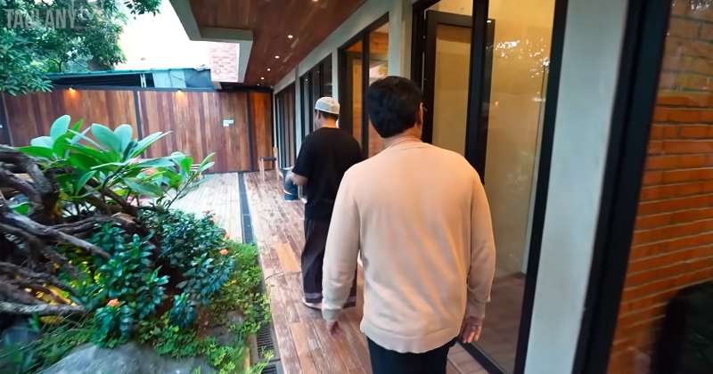 Potret Kantor Baim Wong yang Punya Air Terjun dalam Ruangan