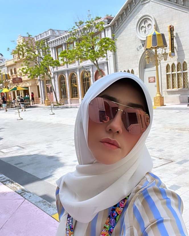Wanita Cantik yang Punya Hobi Ekstrem Ini Ternyata Istri Komedian Terkenal, Anaknya Kini Jadi Idola Baru di Kalangan Remaja!