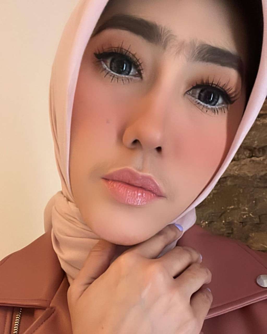 Wanita Cantik yang Punya Hobi Ekstrem Ini Ternyata Istri Komedian Terkenal, Anaknya Kini Jadi Idola Baru di Kalangan Remaja!