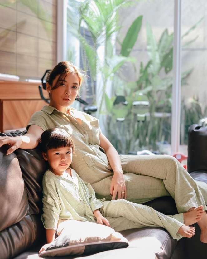 Potret Kompak Chelsea Olivia Bareng Kedua Anaknya