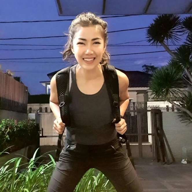 Potret Inge Anugrah yang Selalu Sederhana, Cuma Andalkan Kaos untuk Menunjang Penampilan