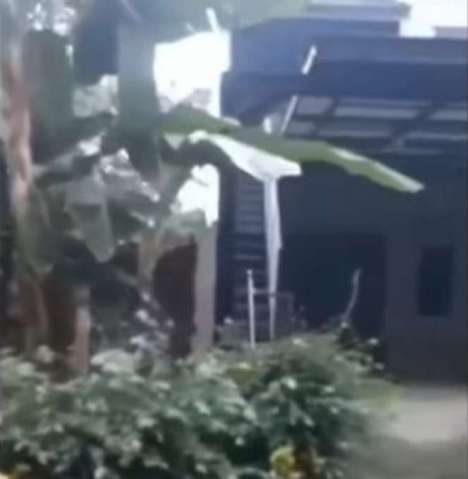 Isyaratkan Pisah! 10 Potret Rumah Diduga Milik Arya Saloka & Putri Anne yang Sudah Kosong & Tak Terurus