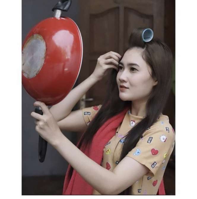 Gak Bergaya Glamour Lagi! Potret Terbaru Nella Kharisma Cuma Dasteran