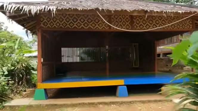 Potret Rumah Panggung di Kampung Mualaf dan Duafa, Dari Luar Bak Rumah Bambu, Lihat Isi Dalamnya Malah Bikin Melongo!