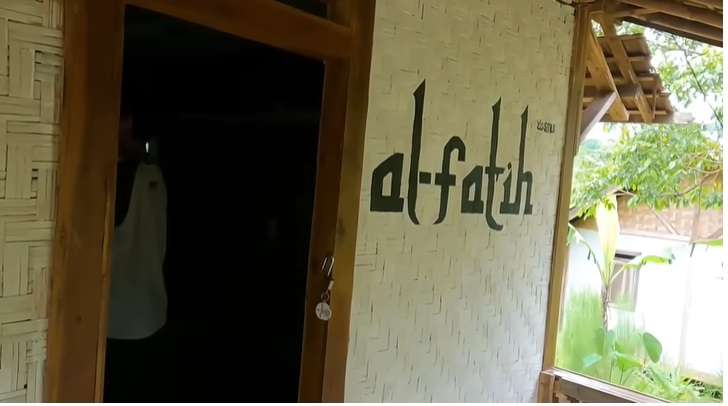 Potret Rumah Panggung di Kampung Mualaf dan Duafa, Dari Luar Bak Rumah Bambu, Lihat Isi Dalamnya Malah Bikin Melongo!