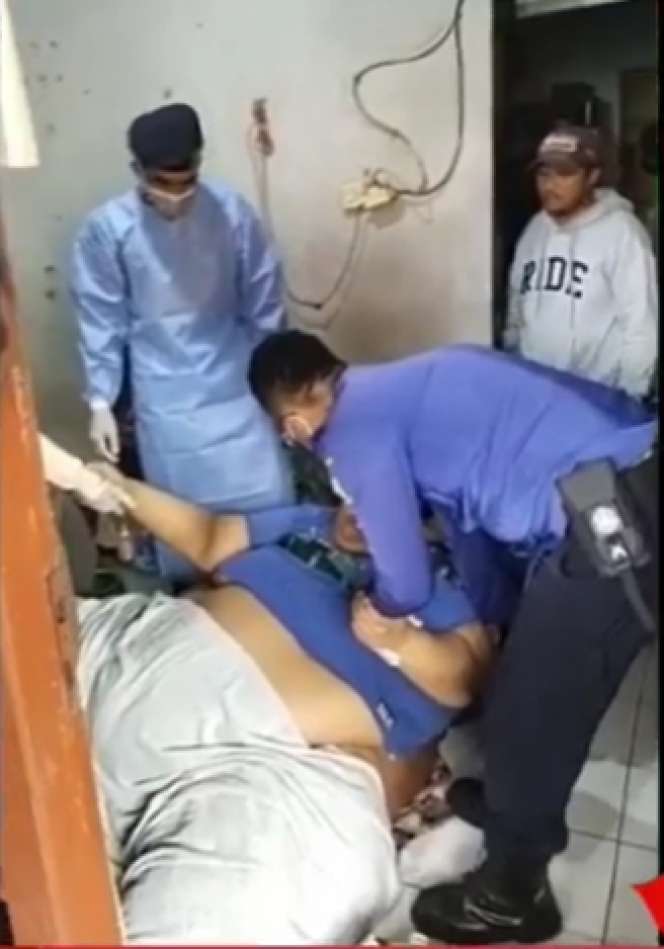 8 Potret Pria Tangerang Berbobot 300 Kg Dievakuasi Pakai Forklift, Jebol Pintu hingga Diangkut Mobil Losbak