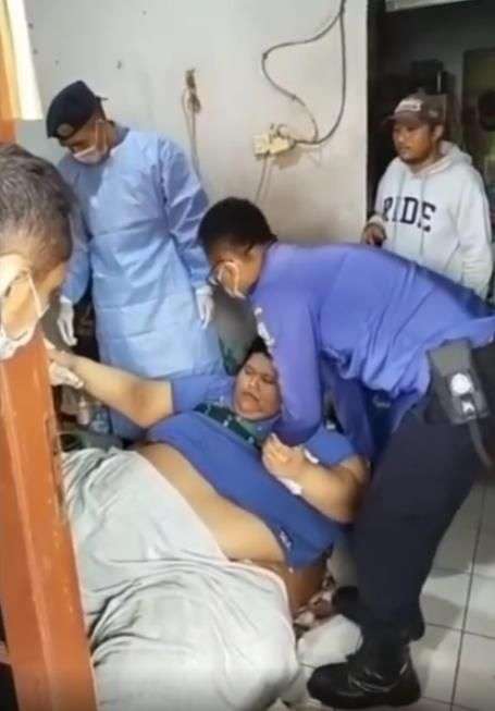 8 Potret Pria Tangerang Berbobot 300 Kg Dievakuasi Pakai Forklift, Jebol Pintu hingga Diangkut Mobil Losbak