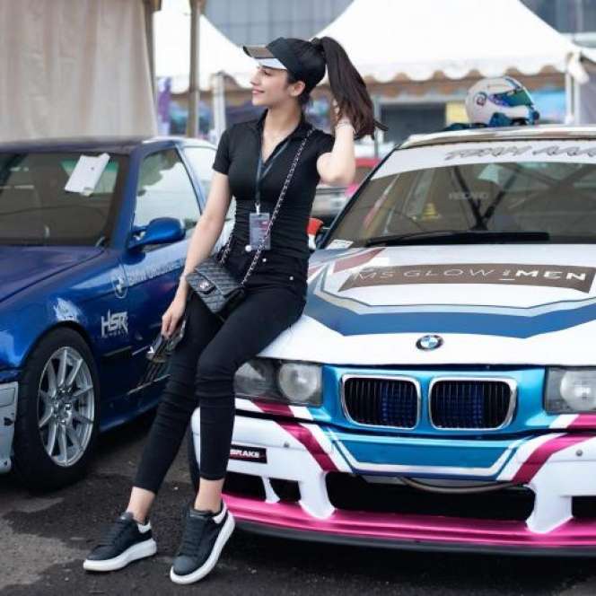 Potret Cantiknya Negin, Pembalap Perempuan yang Sering Bikin Gagal Fokus