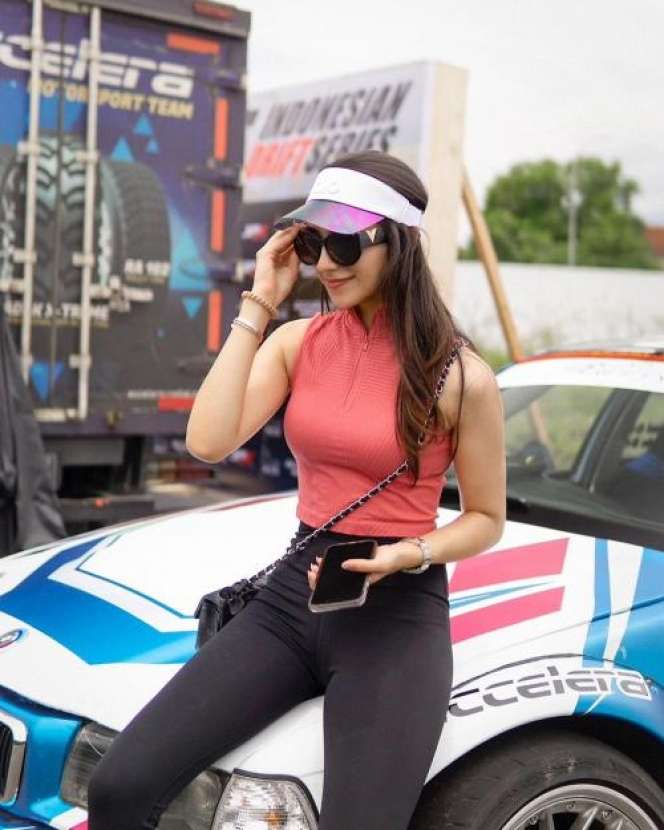 Potret Cantiknya Negin, Pembalap Perempuan yang Sering Bikin Gagal Fokus