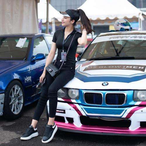 Potret Cantiknya Negin, Pembalap Perempuan yang Sering Bikin Gagal Fokus