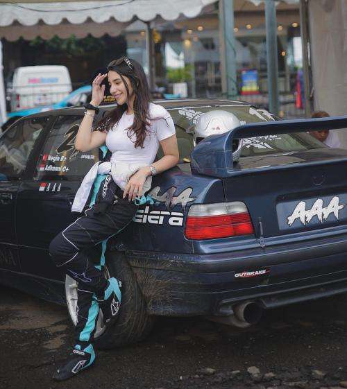 Potret Cantiknya Negin, Pembalap Perempuan yang Sering Bikin Gagal Fokus