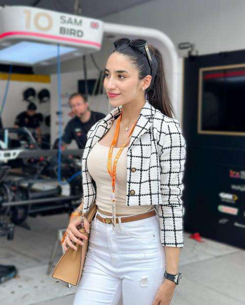 Potret Cantiknya Negin, Pembalap Perempuan yang Sering Bikin Gagal Fokus