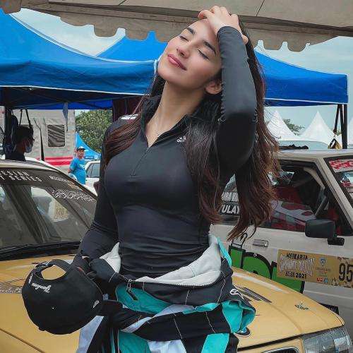 Potret Cantiknya Negin, Pembalap Perempuan yang Sering Bikin Gagal Fokus