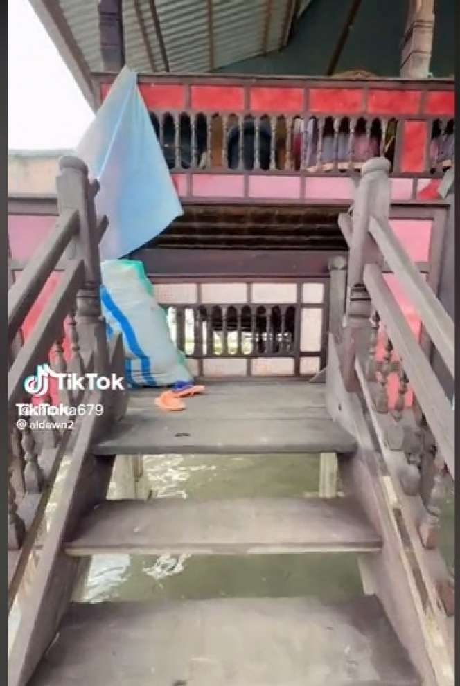 Rumah Panggung di Atas Air Ini Dari Luar Tampak Sederhana, Lihat Dalamnya Ternyata Bak Istana, Netizen: `Bingung Cara Bawa Barang Mewahnya`