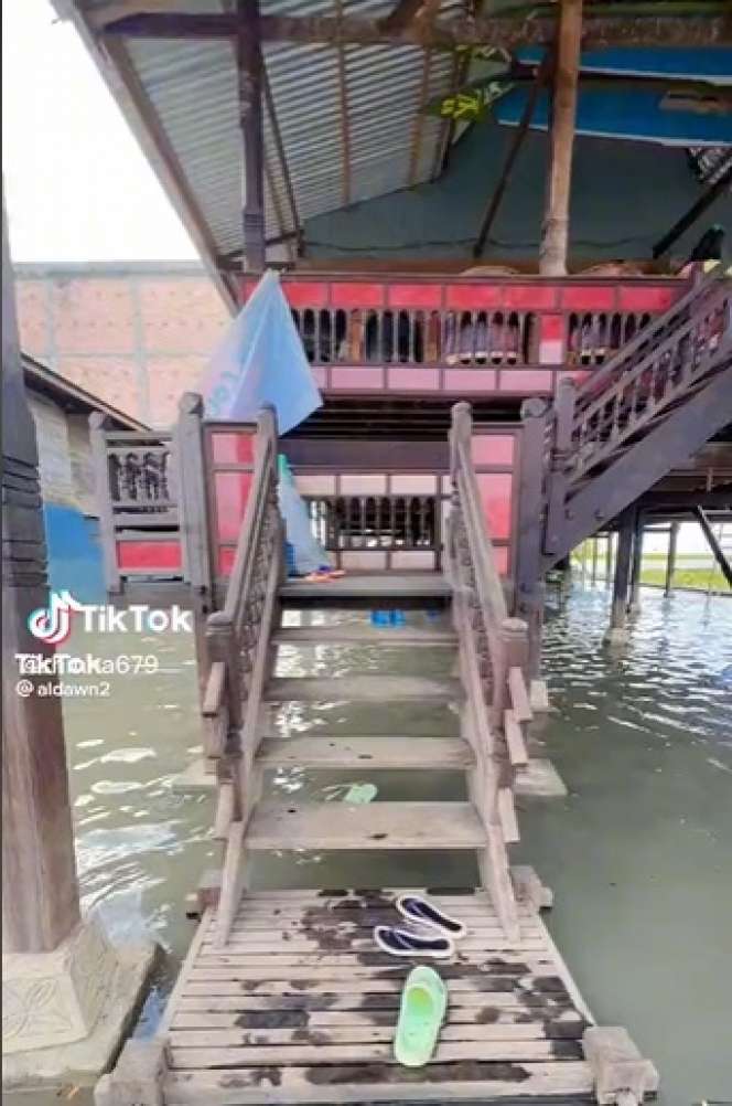 Rumah Panggung di Atas Air Ini Dari Luar Tampak Sederhana, Lihat Dalamnya Ternyata Bak Istana, Netizen: `Bingung Cara Bawa Barang Mewahnya`