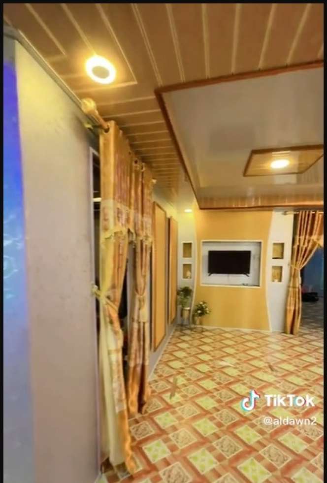 Rumah Panggung di Atas Air Ini Dari Luar Tampak Sederhana, Lihat Dalamnya Ternyata Bak Istana, Netizen: `Bingung Cara Bawa Barang Mewahnya`
