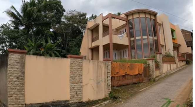 Rumah Mewah di Tengah Kampung Ini Dikira Punya Pejabat, Ternyata Milik Warga Setempat, Tak Disangka Ini Profesinya…