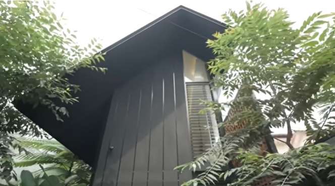Rumah Lebar 3 Meter Ini Dalamnya Bikin Melongo, Ada Tempat Nongkrong Hingga Kolam Ikan Koi!