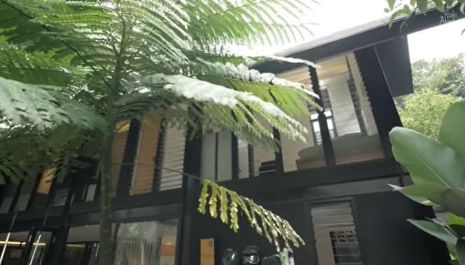 Rumah Lebar 3 Meter Ini Dalamnya Bikin Melongo, Ada Tempat Nongkrong Hingga Kolam Ikan Koi!