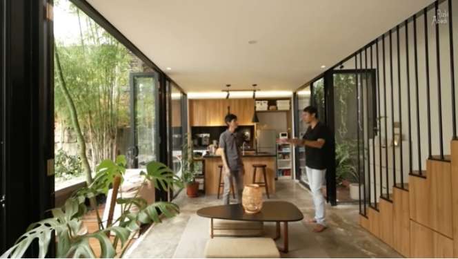 Rumah Lebar 3 Meter Ini Dalamnya Bikin Melongo, Ada Tempat Nongkrong Hingga Kolam Ikan Koi!