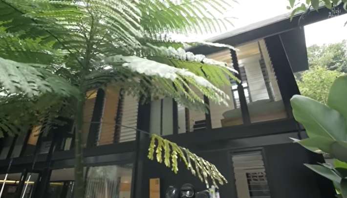 Rumah Lebar 3 Meter Ini Dalamnya Bikin Melongo, Ada Tempat Nongkrong Hingga Kolam Ikan Koi!