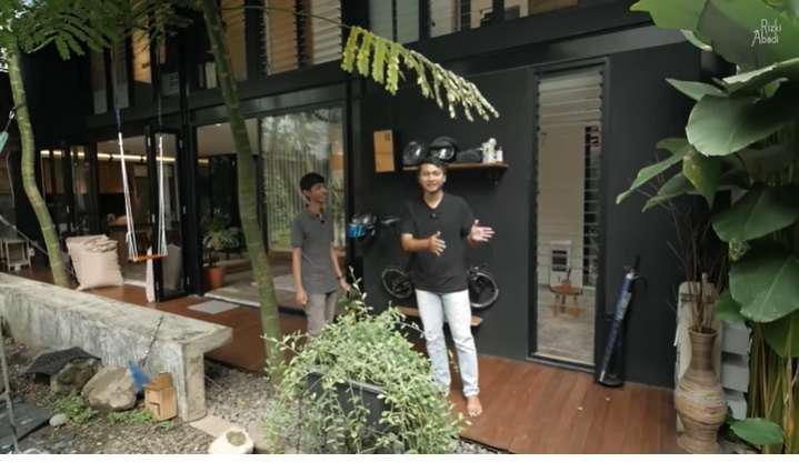 Rumah Lebar 3 Meter Ini Dalamnya Bikin Melongo, Ada Tempat Nongkrong Hingga Kolam Ikan Koi!