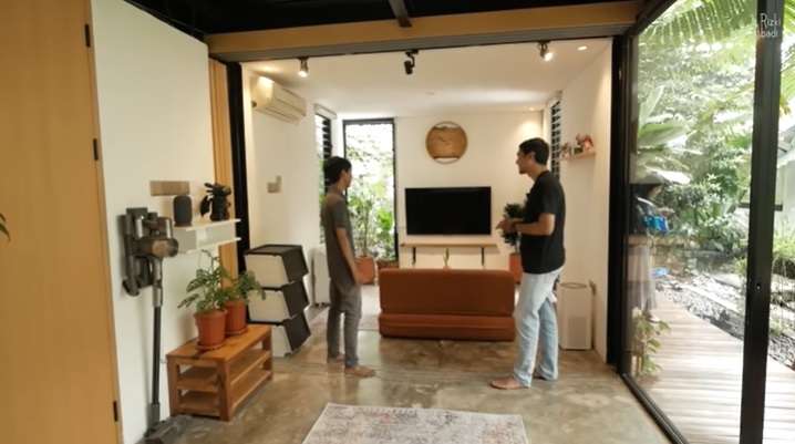 Rumah Lebar 3 Meter Ini Dalamnya Bikin Melongo, Ada Tempat Nongkrong Hingga Kolam Ikan Koi!