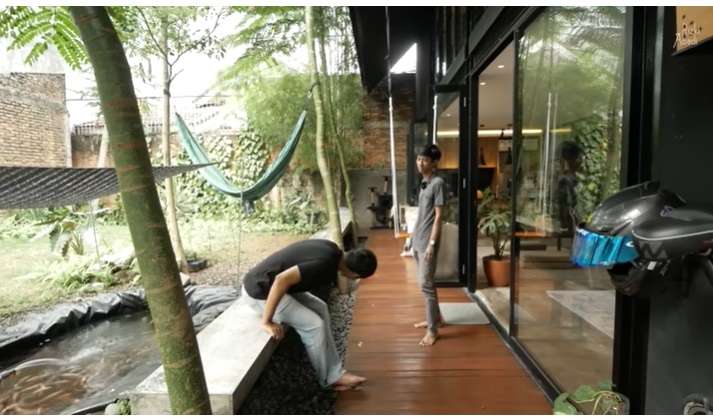 Rumah Lebar 3 Meter Ini Dalamnya Bikin Melongo, Ada Tempat Nongkrong Hingga Kolam Ikan Koi!