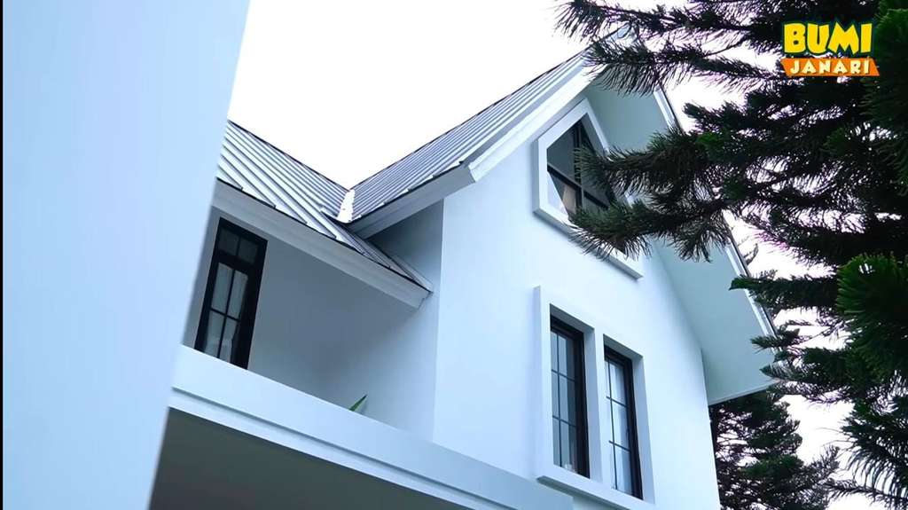 10 Potret Rumah Risa Saraswati yang Angker, Ada Loteng Pembawa Petaka & Hantu Muka Hancur!
