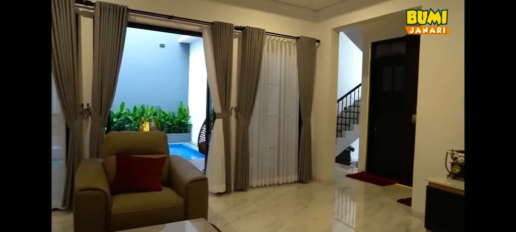 10 Potret Rumah Risa Saraswati yang Angker, Ada Loteng Pembawa Petaka & Hantu Muka Hancur!